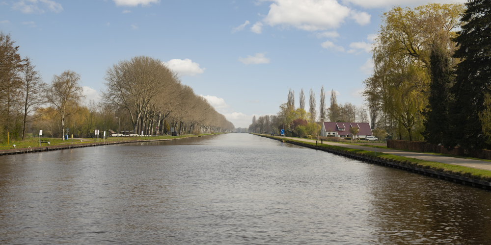 foto van brede sloot met wegen ernaast en huizen