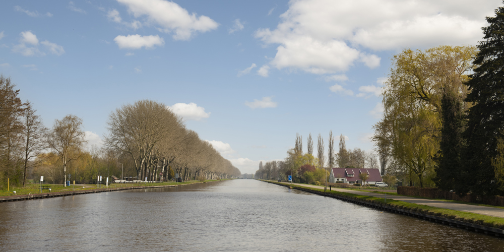 foto van brede sloot met wegen ernaast en huizen