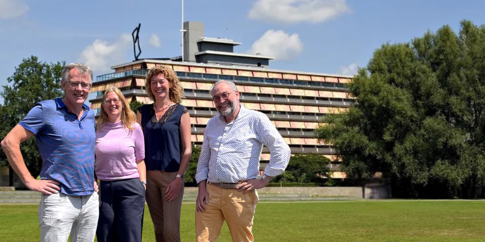 De vier wetenschappers Ivo van Hilvoorde, Sandra van Hogen-Koster, Lucas Meijs en Karin Dijkstra poseren voor het provinciehuis.
