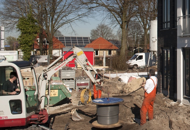 mensen aan het werk bij huizen