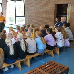 Commissaris bij groep 7 en 8 van basisschool Eben Haëzer in Sint Jansklooster 