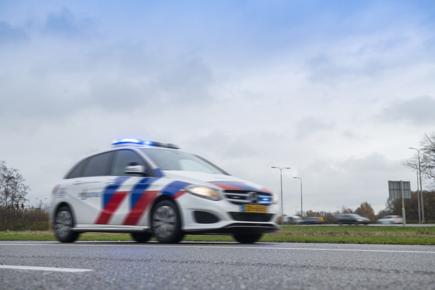 Rijdende politieauto