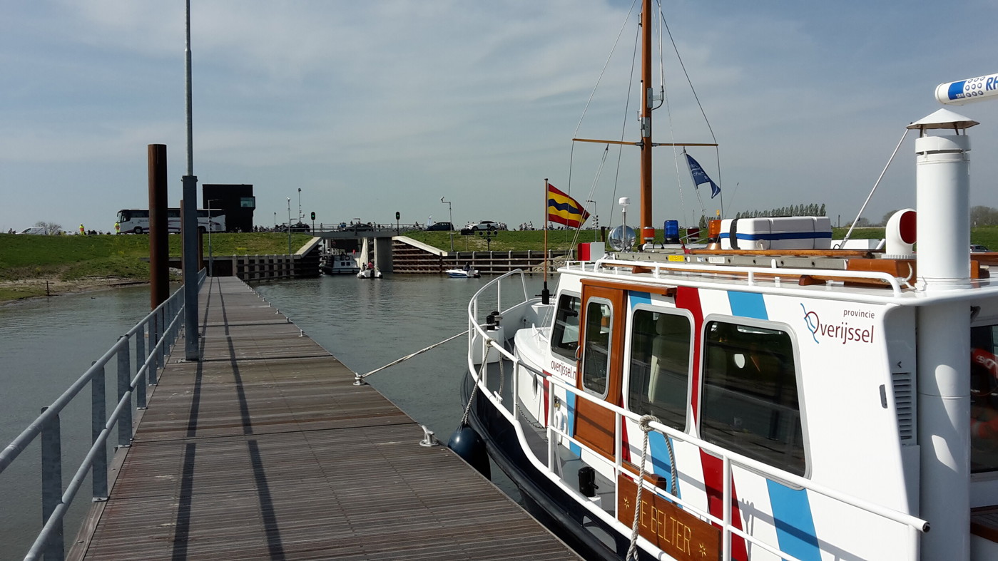 Foto van boot met Overijssels logo aangemeerd aan stijger