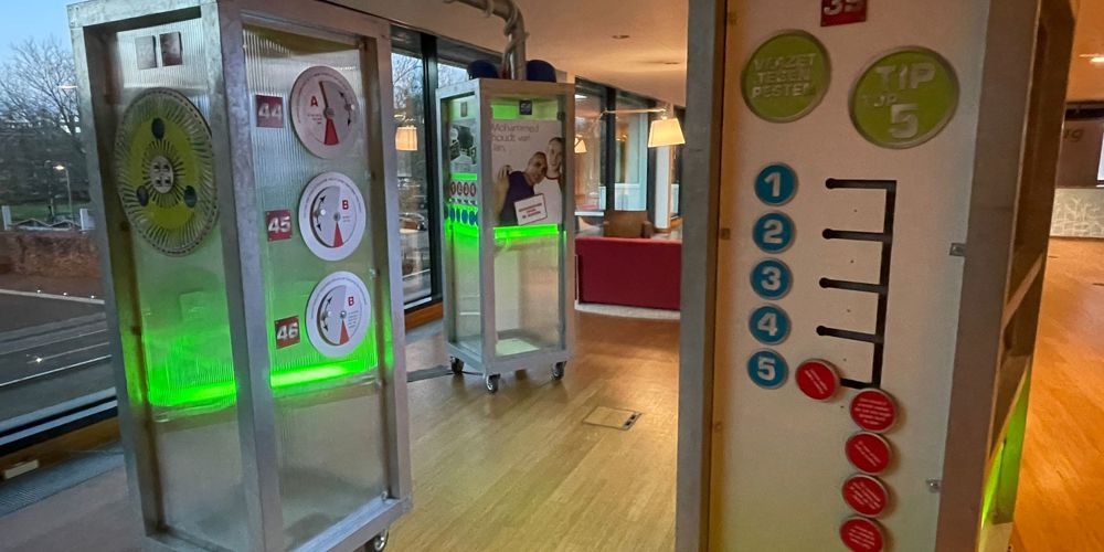 Onderdeel van de tentoonstelling Democratiefabriek. We zien drie verrijdbare kasten met aan elke kant een display met uitleg over processen in de democratie.