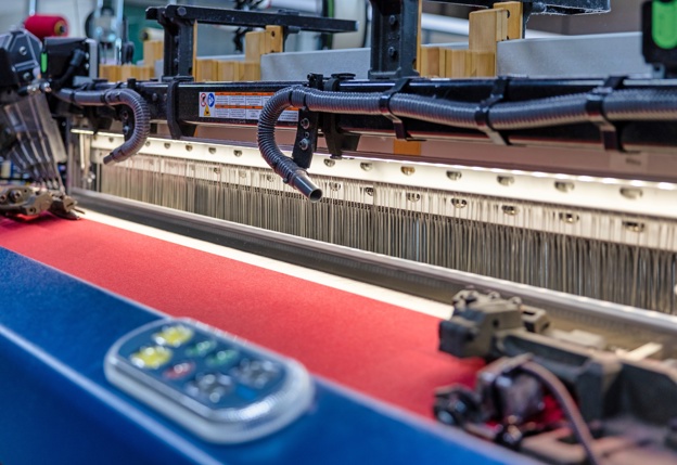 Weefmachine die kleding voor Asito produceert
