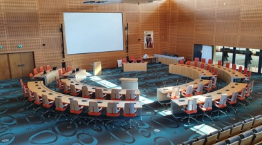 Lege statenzaal in het provinciehuis Overijssel in Zwolle