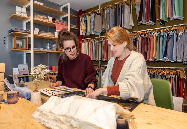 2 personen bezig met textiel