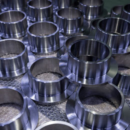 Close up van ijzerwerk cilinders met gaten erin