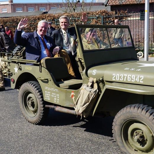 De commissaris van de koning tijdens de viering van de bevrijding van Overijssel in Haaksbergen 