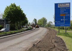 N337 Zwolle-Wijhe mensen zijn de weg aan het asfalteren