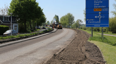 N337 Zwolle-Wijhe mensen zijn de weg aan het asfalteren