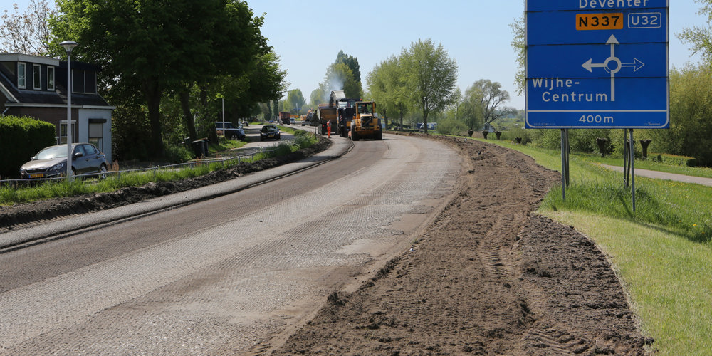 N337 Zwolle-Wijhe mensen zijn de weg aan het asfalteren
