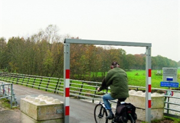 Man op fiets over brug