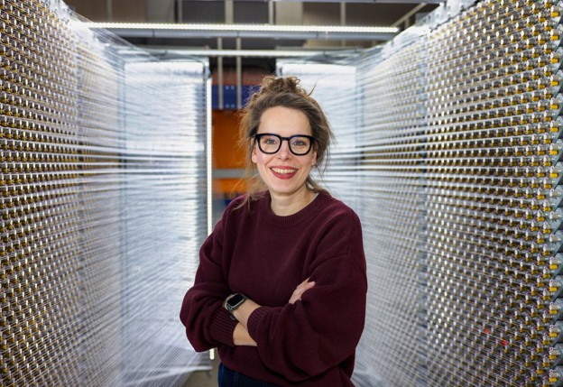 Textiel Enschede - Annemieke Koster voor ultramodern computergestuurd weefgetouw
