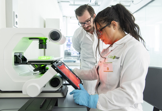 Jasper van Weerd met collega aan het werk in het lab van LipoCoat
