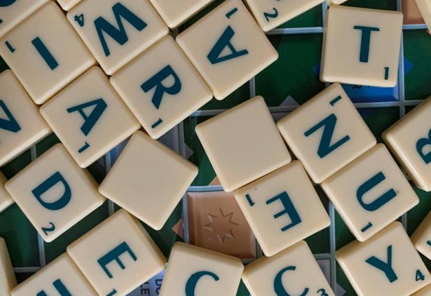 Scrabble stenen close-up - Foto door Surendran MP (Unsplash)