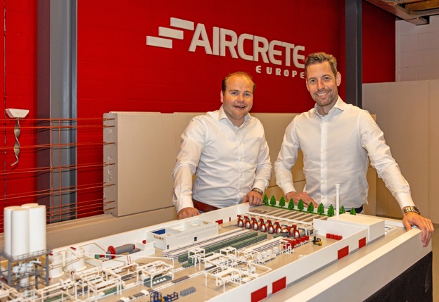 Thomas Metink (links) en Corniels Tavenier (rechts) bij een maquette van een fabriek