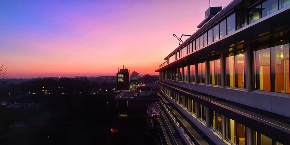 Zonsondergang bij het provinciehuis