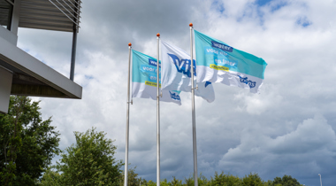 3 Vitens vlaggen bij het kantoor van Vitens in Zwolle