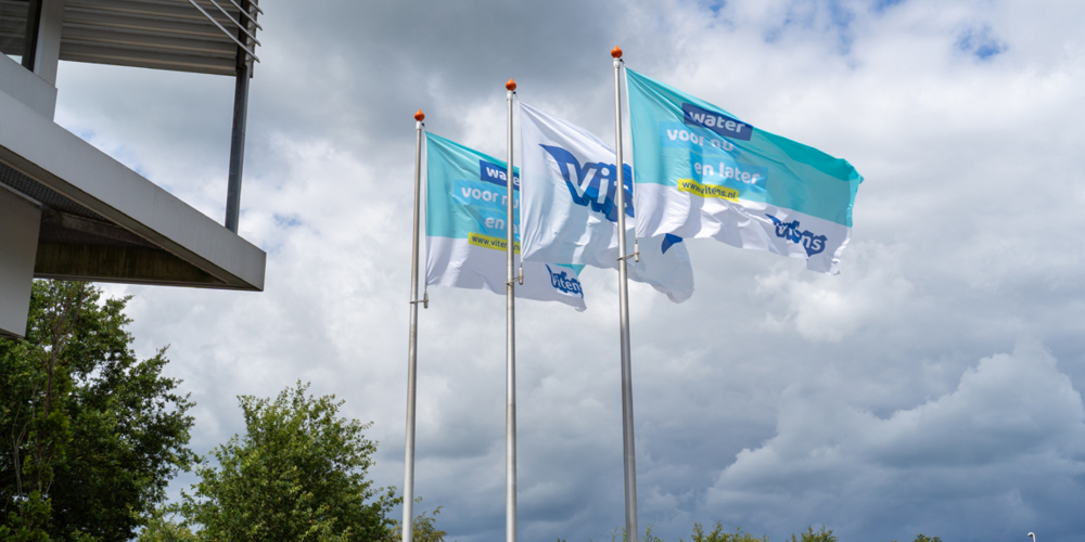 3 Vitens vlaggen bij het kantoor van Vitens in Zwolle