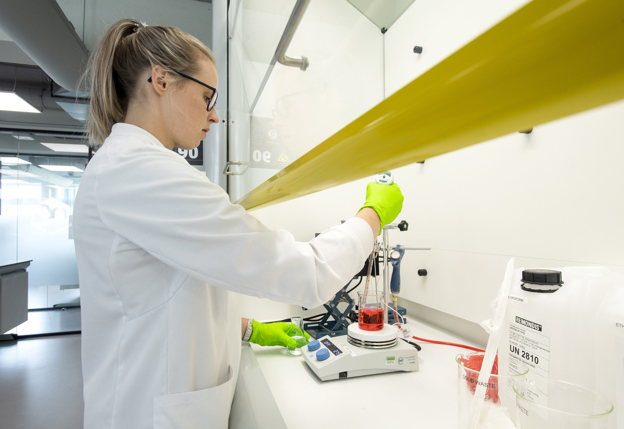 Persoon aan het werk in het laboratorium van LipoCoat