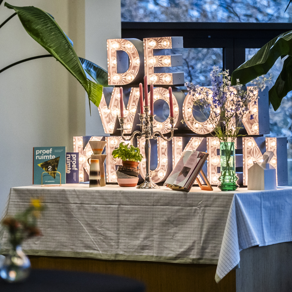 De woonkeuken (opgestapelde grote blokken letters) 