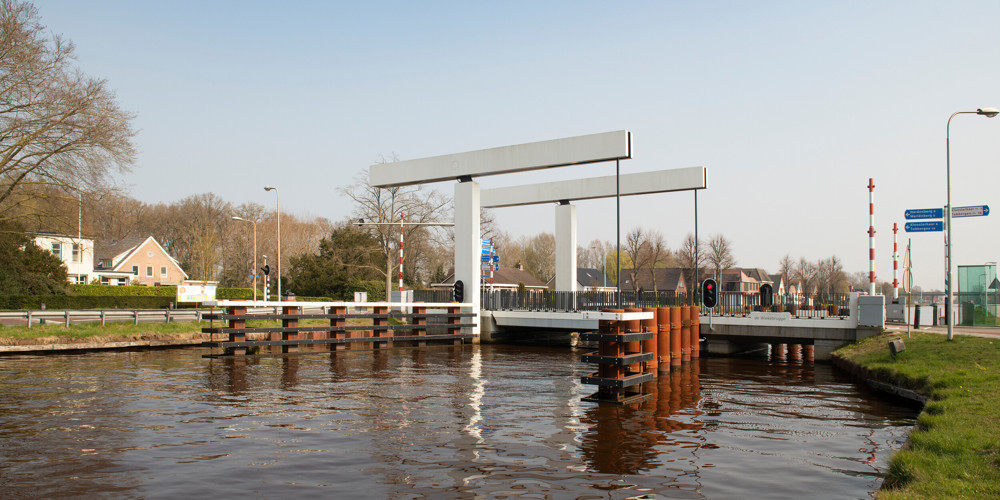 Foto van dichte brug over sloot