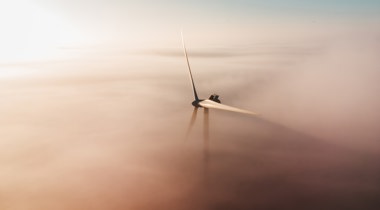Foto van windmolen in de mist