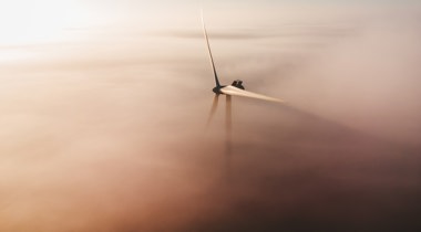 Foto van windmolen in de mist