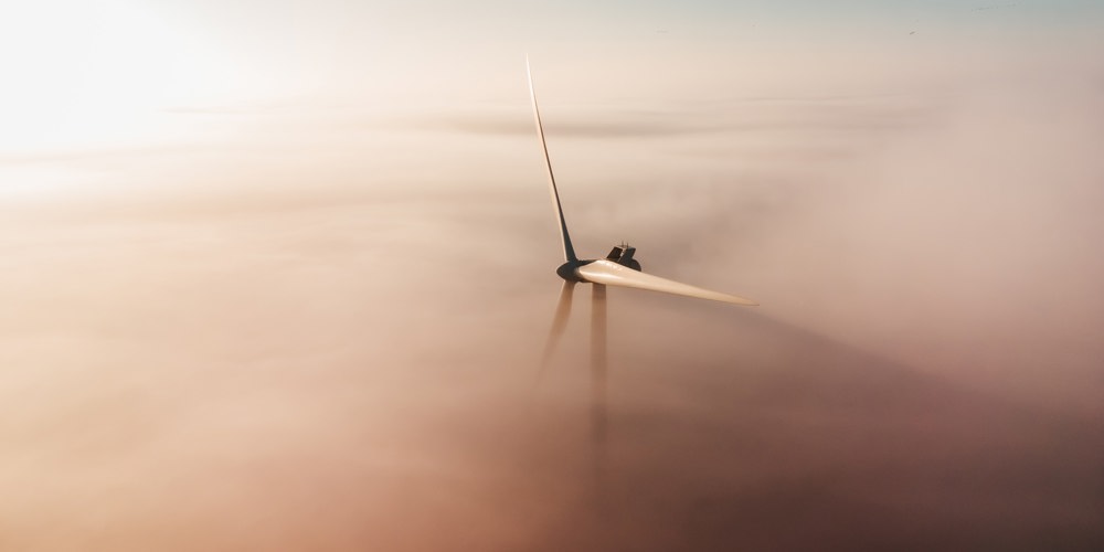 Foto van windmolen in de mist