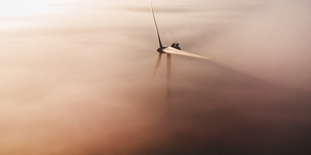 Foto van windmolen in de mist