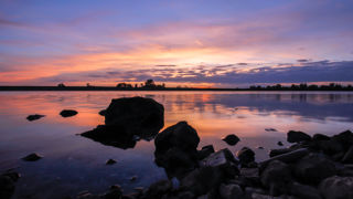 foto van water met oever van rotsen