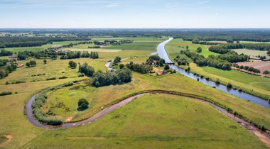 vogelperspectief foto landschappen met sloten en bomen
