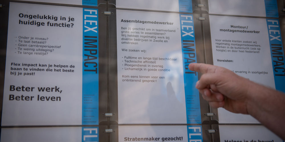 Vinger die wijst naar vacature posters