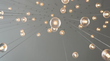 Lampjes die hangen van het plafond gefotografeerd vanaf de onderkant