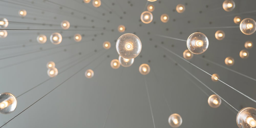 Lampjes die hangen van het plafond gefotografeerd vanaf de onderkant