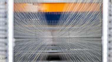 Close-up van weefmachine met garens