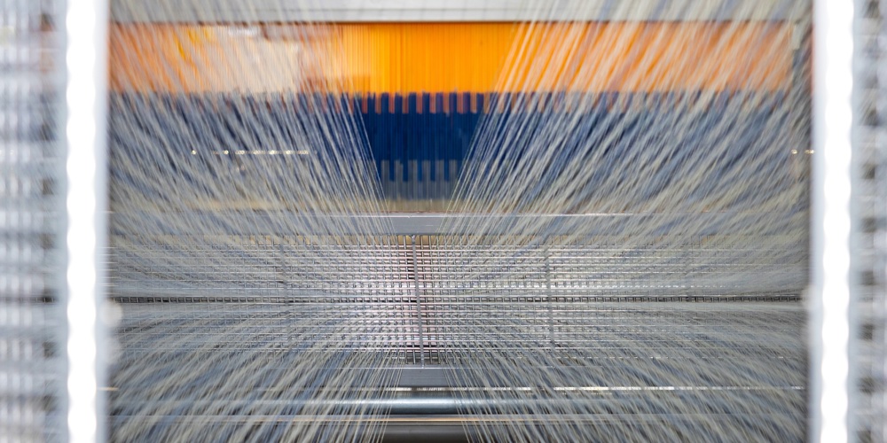 Close-up van weefmachine met garens