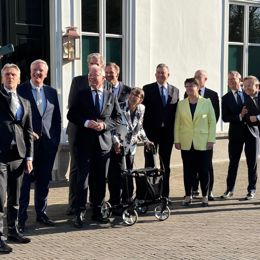 De commissarissen van de koning van alle provincies op de foto genomen door de Minister President Schoof