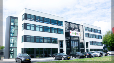 Gebouw LipoCoat met een aantal auto's ervoor geparkeerd