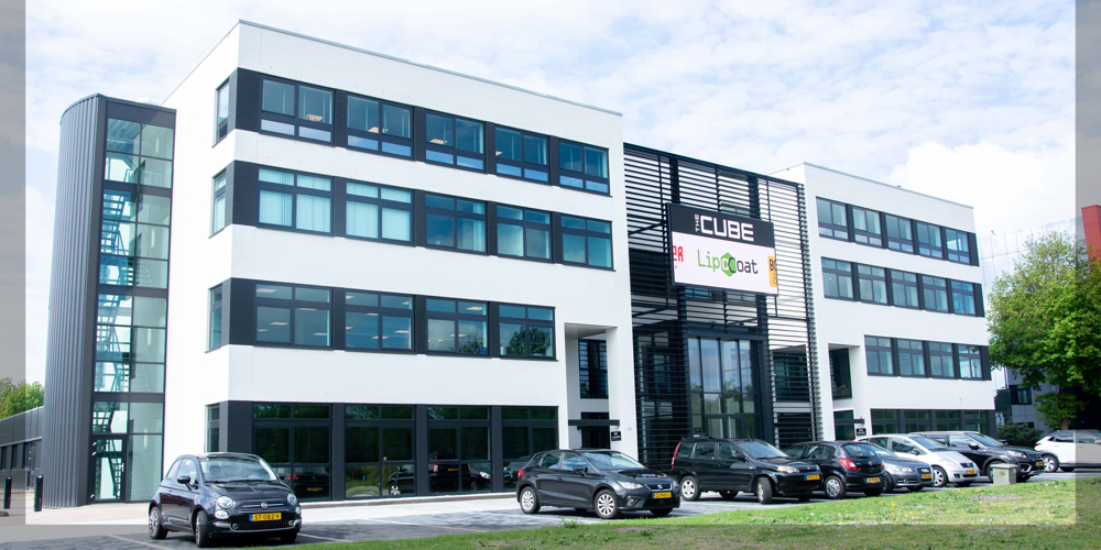 Gebouw LipoCoat met een aantal auto's ervoor geparkeerd