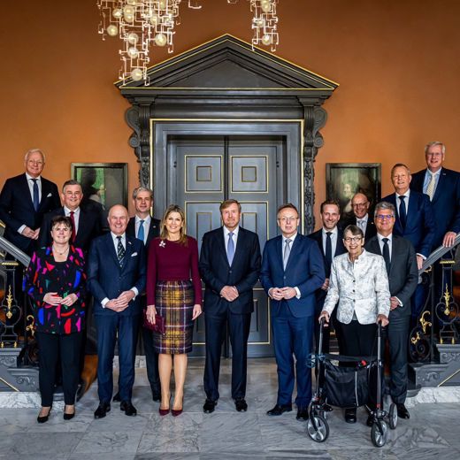 Koninklijk paar samen met de 12 commissarissen van de Koning