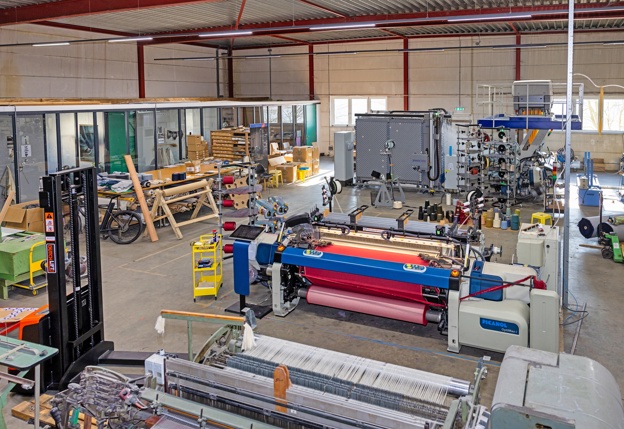 Overzicht van werkplaats Textielfabriek met verschillende weefmachines