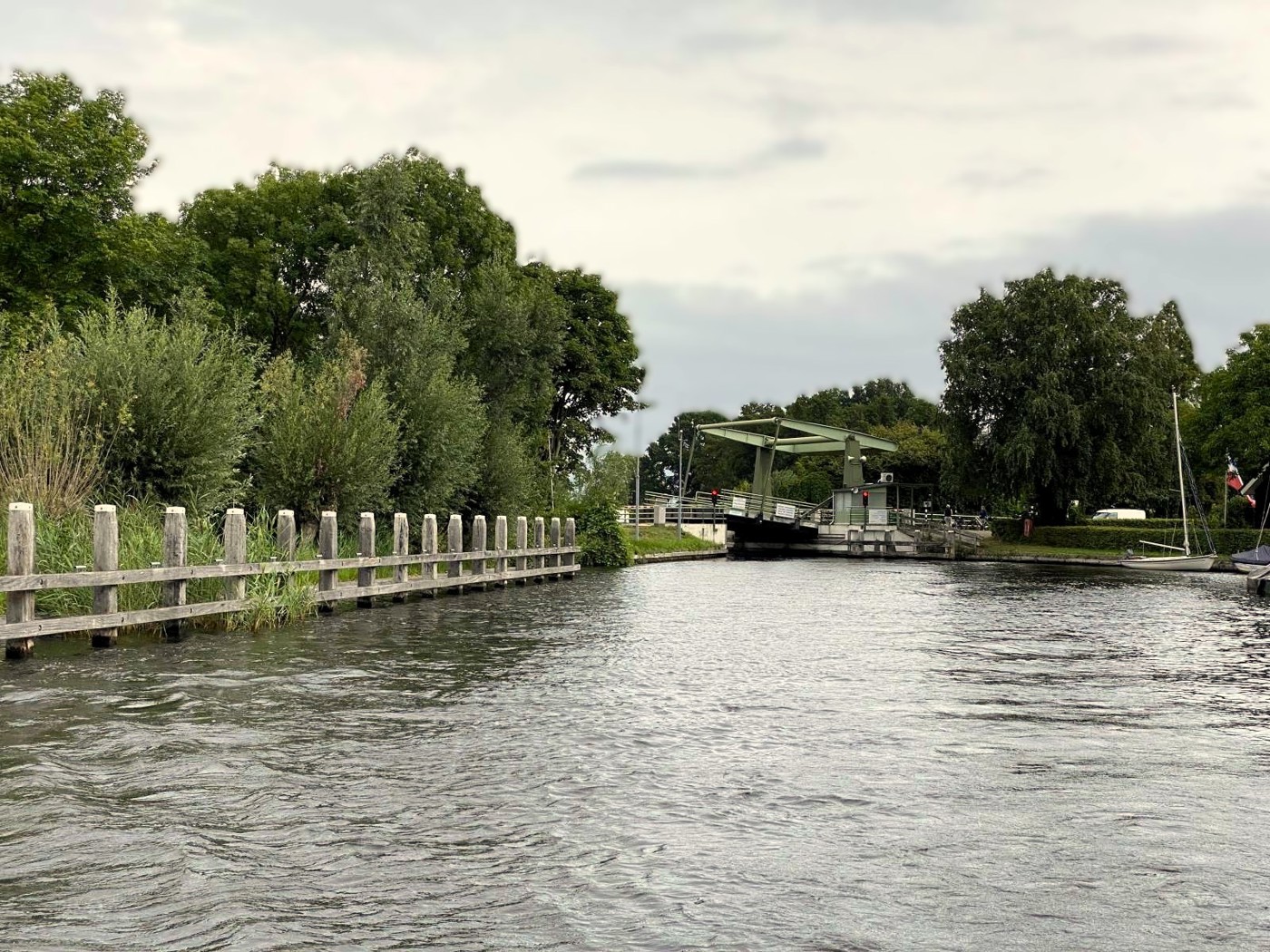 water met oever aan het einde de Ronduitebrug 