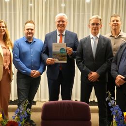 Commissaris van de koning met vertegenwoordigers van Zwartewaterland
