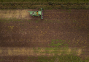 Luchtfot van akker met traktor.
