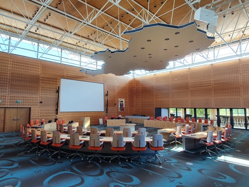 Lege statenzaal in het provinciehuis Overijssel in Zwolle