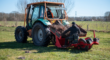 Jonge bomen worden aangeplant met een speciale machine.  