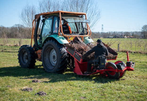 Jonge bomen worden aangeplant met een speciale machine.  