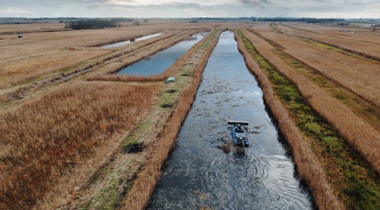 Luchtfoto harkboot in Wieden-Weerribben aan het werk (fotograaf Henk Jan Tobbe)
